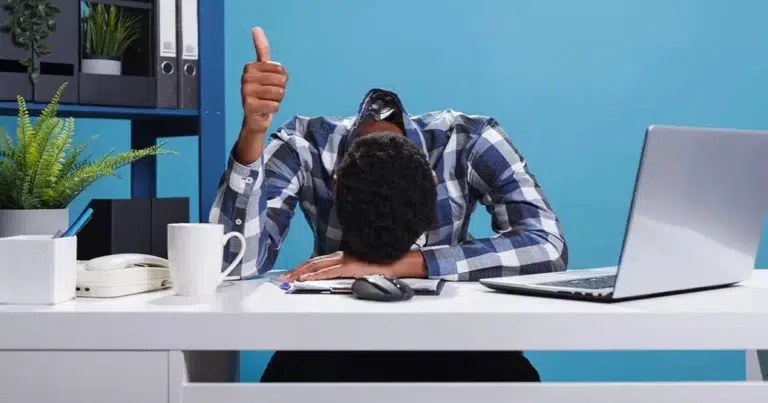 Anzeichen Burnout durch Überlastung im Arbeitsalltag