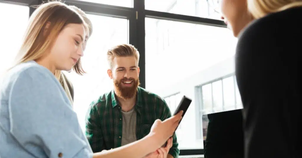Job Shadowing: Mitarbeitende beobachten Kolleg:innen bei der Arbeit und lernen Prozesse im Team kennen