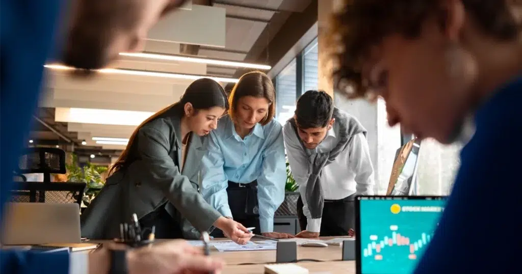 Personio-Alternative: HR-Team vergleicht HR-Software und analysiert Recruiting- und Personalprozesse