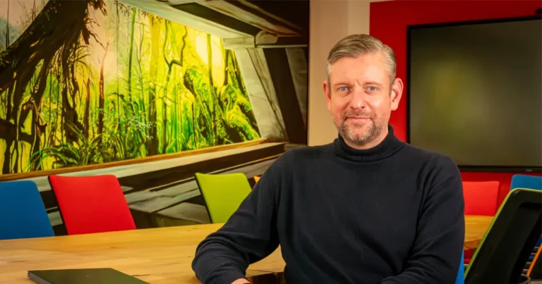 Helmut Maier von Eggersmann im Meetingraum – erfolgreiche Zusammenarbeit mit rexx systems