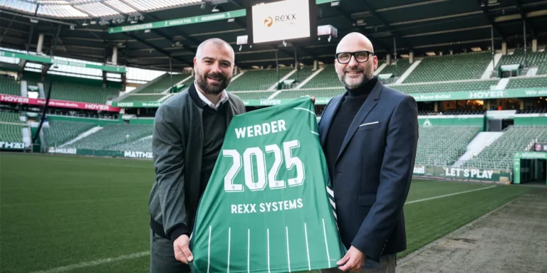 Rexx Systems und SV Werder Bremen Partnerschaft 2025 – Vertreter beider Partner präsentieren Trikot im Stadion