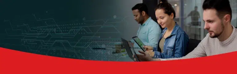 Talent Management Software: Mitarbeiter nutzt mobiles Endgerät im Arbeitsumfeld, Symbol für Identifikation und Entwicklung von Talenten
