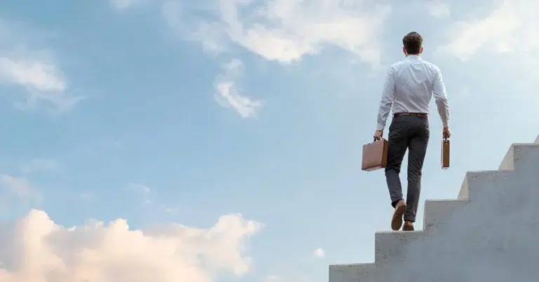 Mann steigt eine Treppe hinauf als Symbol für das Peter-Prinzip